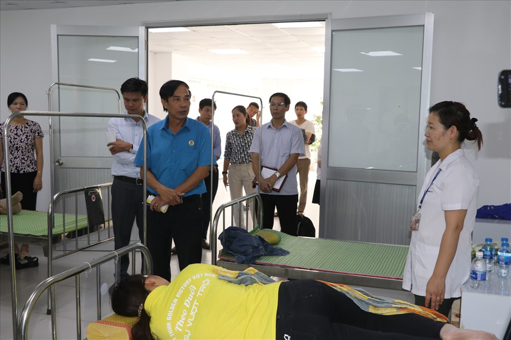 Đại diện LĐLĐ tỉnh Nam Định tới thăm và động viên các công nhân bị ngộ độc. Ảnh: NT