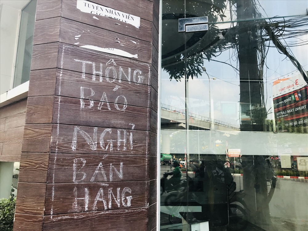 Thông báo nghỉ bán hàng được viết ngay trước cửa. Nhiều thực khách tới nơi đều ngơ ngác ra về.