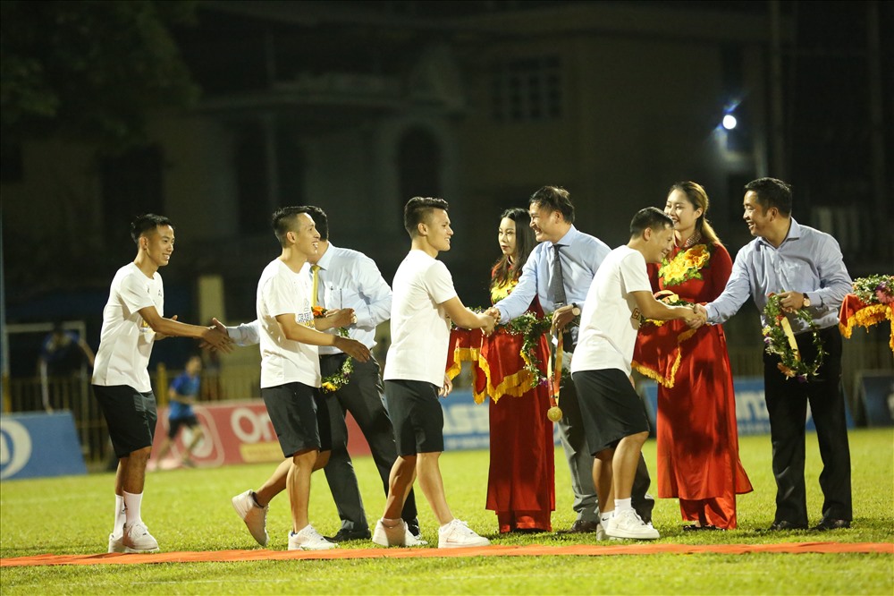 Quang Hải cùng các đồng đội đăng quang ngôi vô địch sau một mùa giải thành công rực rỡ. Ảnh: ĐÔNG ĐÔNG