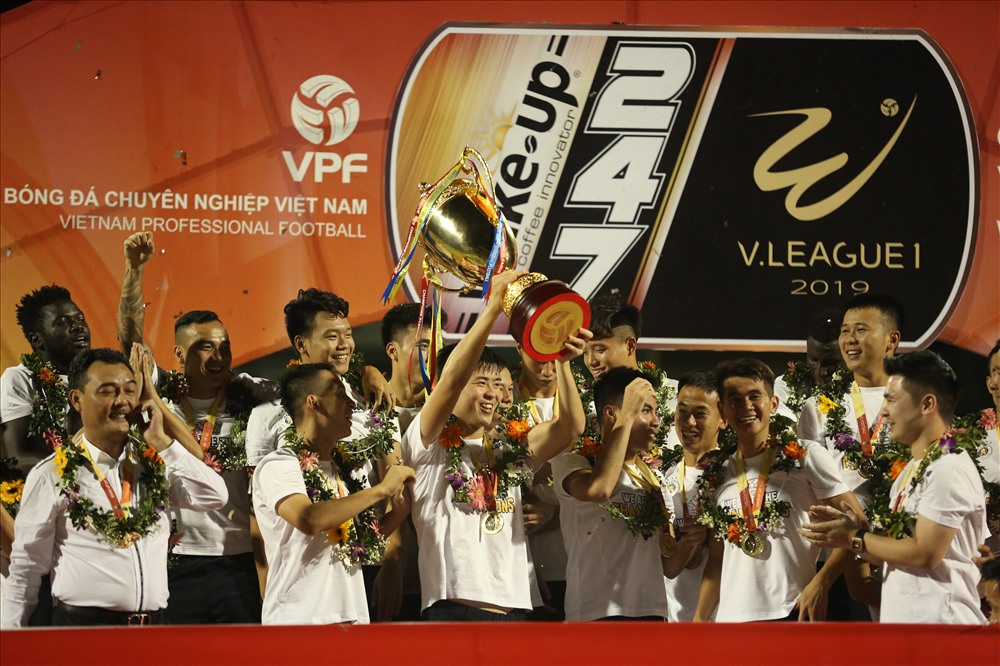 Duy Mạnh cùng các đồng đội nâng cao chức vô địch. Đây là mùa giải tuyệt vời của hậu vệ sinh năm 1996 khi anh cùng CLB Hà Nội lọt vào tới bán kết AFC Cup và giành ngôi vô địch V-League 2019.