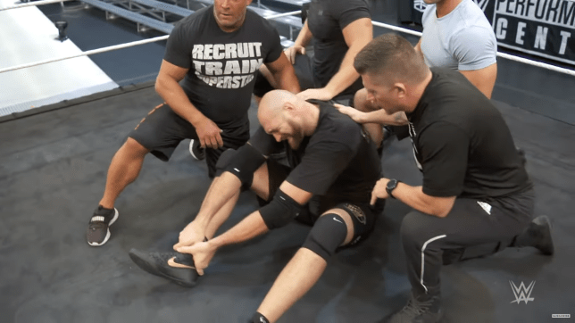 Tyson Fury ôm chân nhăn nhó vì bị đối thủ cà khịa