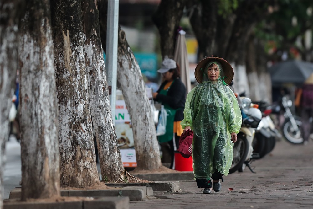 Những bước chân như chậm hơn để cảm nhận cái lạnh của mùa thu Hà Nội.