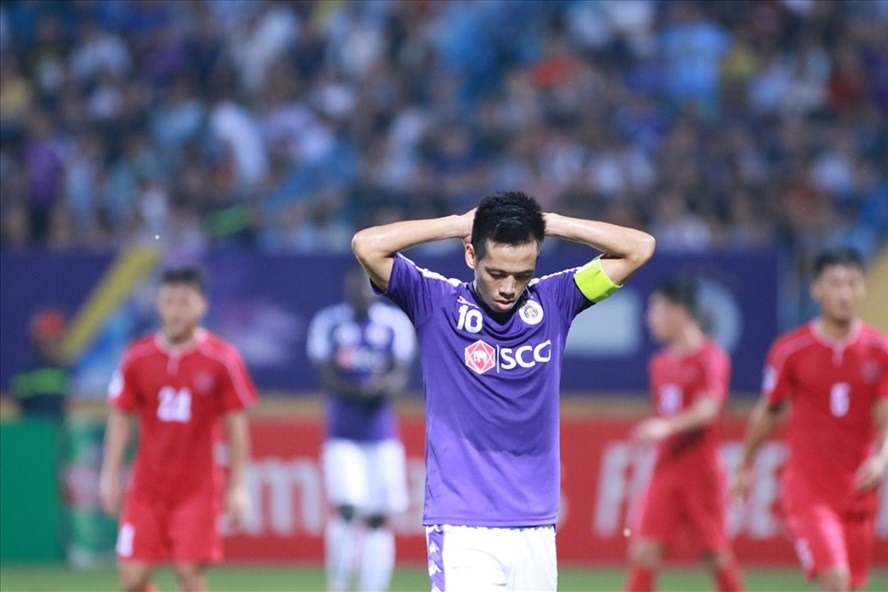 Văn Quyết là cầu thủ xuất sắc nhất V.League 2019 nhưng không có tên ở đội tuyển Việt Nam. Ảnh: H.A