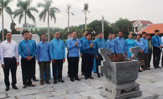 Trước đó, đoàn dâng hương tại Khu lưu niệm Bác Hồ về thăm Hà Tĩnh