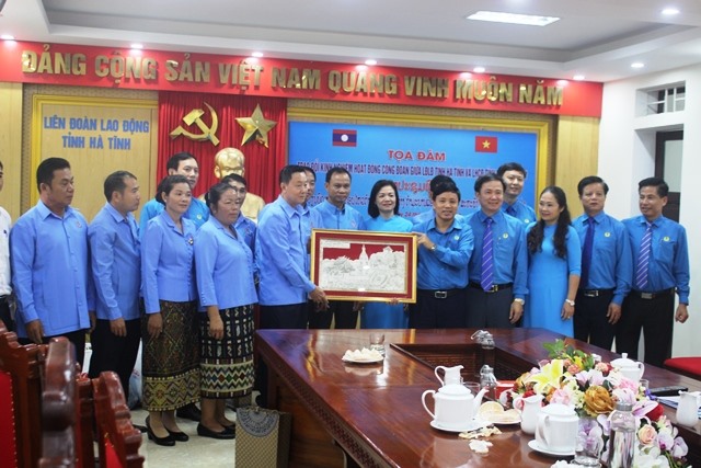 Đoàn Liên hiệp CĐ tỉnh Bolykhămxay tặng tranh cho LĐLĐ Hà Tĩnh