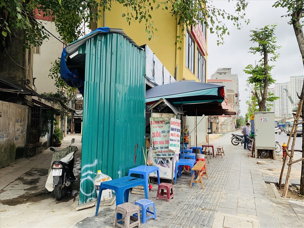 Trên trục đường Phạm Văn Đồng, Nguyễn Chí Thanh, Võ Chí Công, các căn nhà siêu mỏng được cho thuê làm cửa hàng có giá thuê hàng chục triệu đồng mỗi tháng.