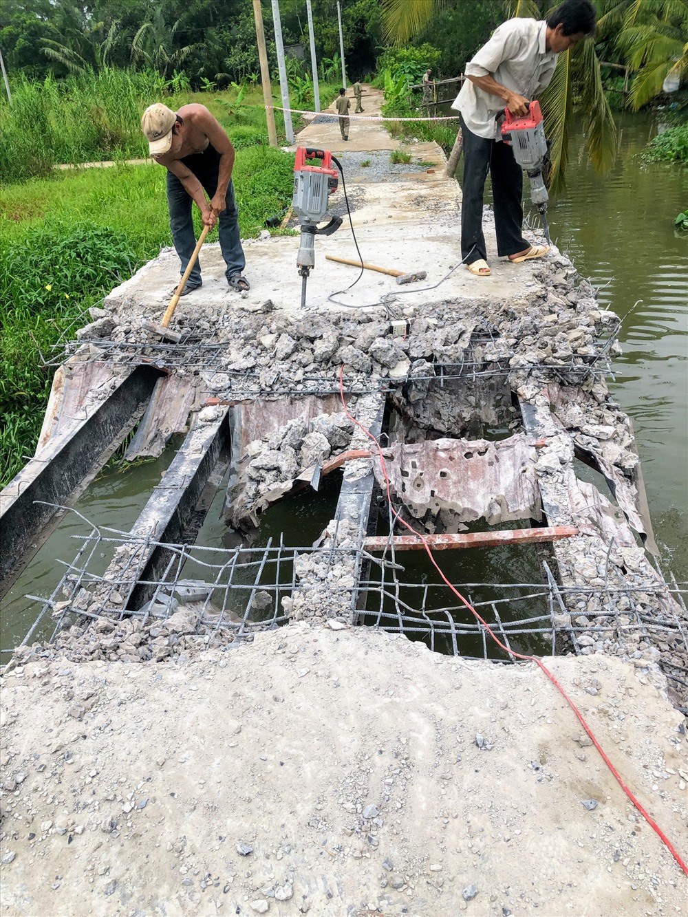 Nhành chức năng cưỡng chế, đập bỏ một cây cầu dẫn vào khu dân cư tự phát (nằm cạnh khu dân cư Bình Nhựt, phường Long Hòa)