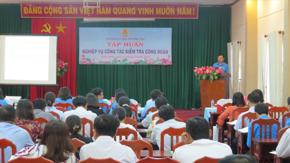 Đồng chí Nguyễn Văn Oánh chia sẻ đến các học viên về công tác kiểm tra công đoàn. Ảnh: L.H
