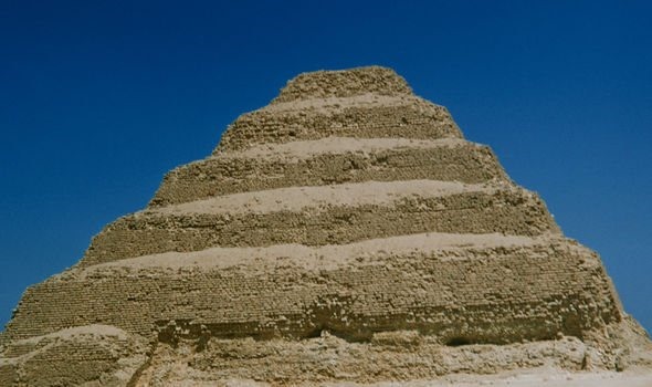 Kim tự tháp Djoser, hay còn gọi là kim tự tháp bậc thang là một di tích khảo cổ tại khu nghĩa trang Saqqara, Ai Cập, nằm ở tây bắc Memphis. Ảnh: Channel 5