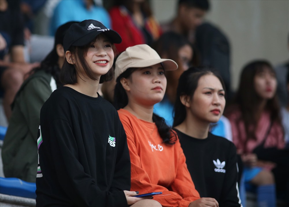Khán giả tỏ ra phấn khích khi chứng kiến dàn sao Phủi đối đầu cùng danh thủ Hàn Quốc. Ảnh: Hải Đăng