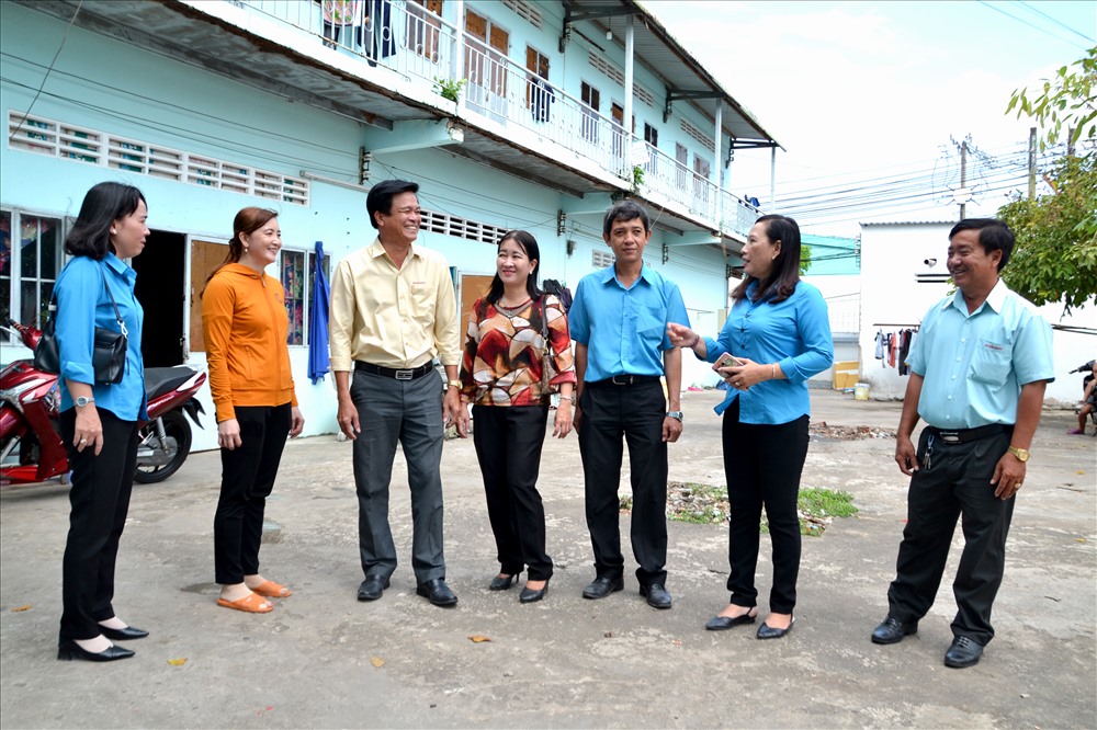 Trực tiếp khảo sát nhà ở của công nhân lao động. Ảnh: Lục Tùng