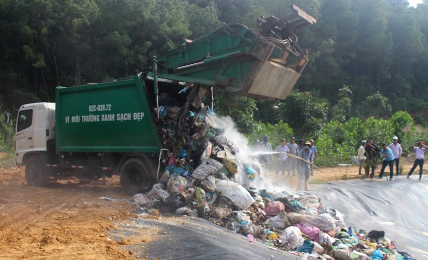 Người dân địa phương tham gia giám sát xử lý rác thải tại bãi rác Tam Xuân 2 Ảnh: T.C