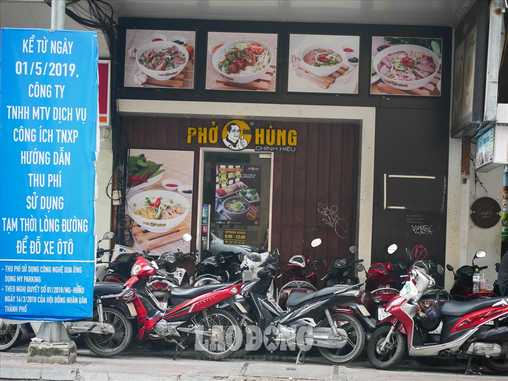 Cửa hàng Phở Hùng trên đường Đồng Khởi (quận 1) cũng trong tình trạng cửa đóng then cài, không có dấu hiệu kinh doanh buôn bán.