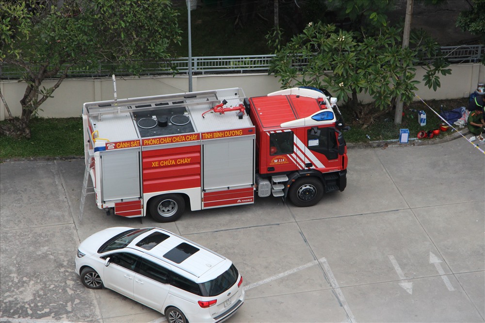 Xe của lực lượng Cảnh sát Phòng cháy chữa cháy tại hiện trường. Ảnh: Đình Trọng