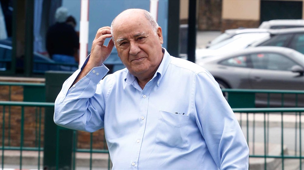 Tháng 10.2015, tỉ phú Amancio Ortega - ông chủ Zara đã có 30 phút vượt qua Bill Gates để trở thành người giàu nhất thế giới khi cổ phiếu Inditex (công ty mẹ của Zara) tăng mạnh. Tháng 9.2016, tỉ phú Tây Ban Nha tiếp tục vượt qua ông chủ Microsoft trong vài giờ đồng hồ. Ảnh: Akhayar