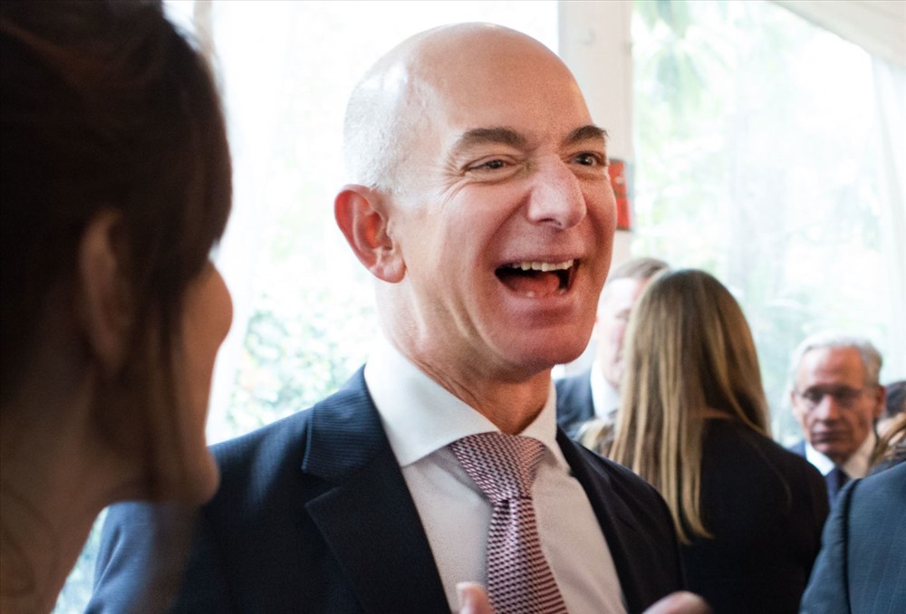 Đến tháng 10.2018, Jeff Bezos chính thức trở thành tỉ phú giàu nhất hành tinh theo bảng xếp hạng của Forbes với tổng tài sản 160 tỉ USD, vượt xa con số 97 tỉ USD của ông chủ Microsoft.