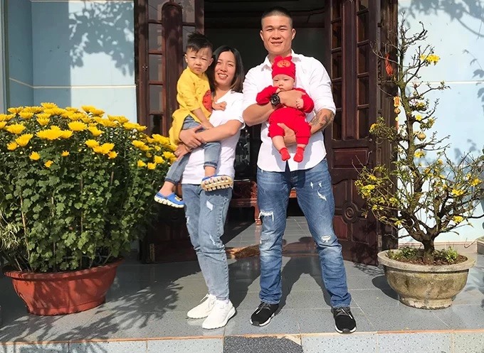 Vợ chồng Trương Đình Hoàng và hai con trai. Ảnh: FBNV.