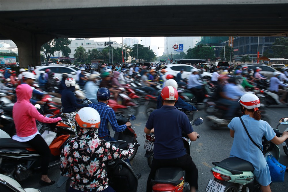 Cảnh ùn tắc giao thông tại Hà Nội. Ảnh: HẢI NGUYỄN