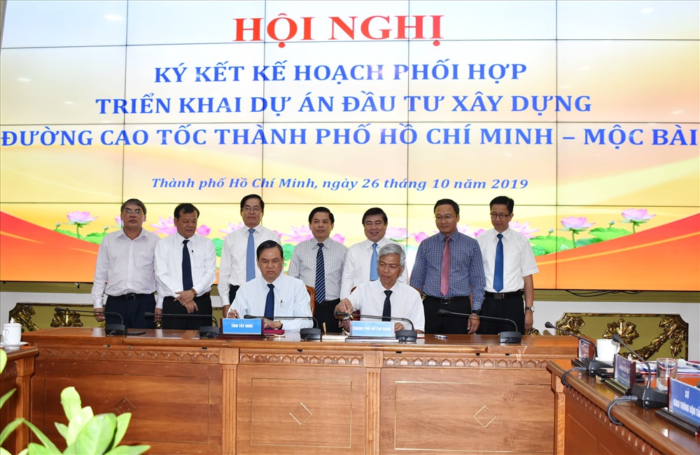 Lãnh đạo TPHCM và tỉnh Tây Ninh ký kết kế hoạch phối hợp triển khai dự án đầu tư xây dựng đường cao tốc TP.Hồ Chí Minh - Mộc Bài.  Ảnh: M.Q