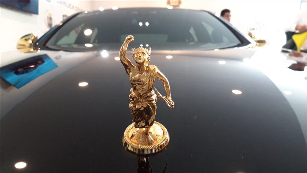 Logo chính giữa xe mang hình tượng nữ thần Hermes. Ảnh TK.