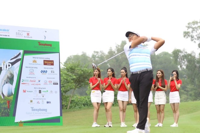 Golfer Bảo Long phát bóng khai mạc Giải Tiền Phong Golf Championship 2019. Ảnh: Như Ý
