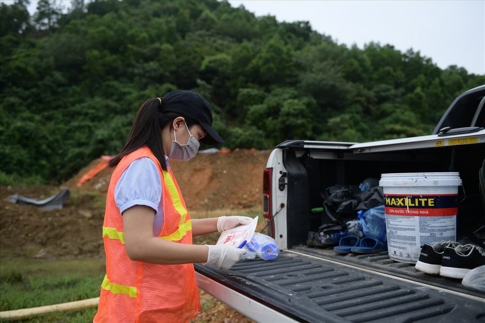 Những mẫu bùn, nước được Trung tâm Ứng phó sự cố môi trường Việt Nam thu thập để mang đi kiểm tra, xét nghiệm.
