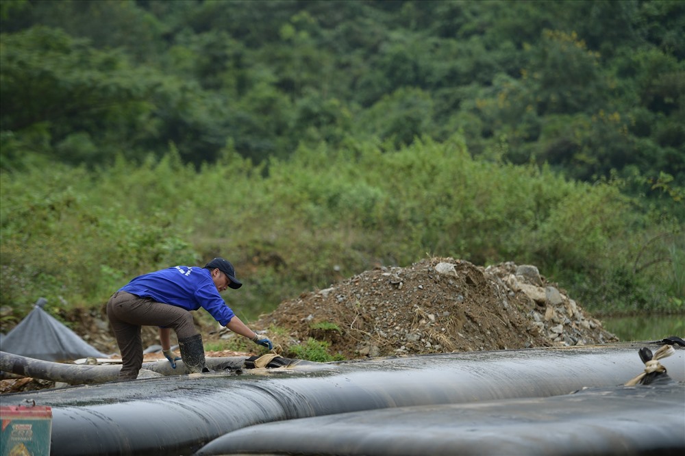 Sự cố đổ trộm dầu thải gây ô nhiễm nguồn nước sông Đà đã khiến cho hàng loạt hộ dân Hà Nội thiếu nước sạch, sự việc này cũng đặt lên những vấn đề về khâu kiểm soát an ninh nguồn nước.