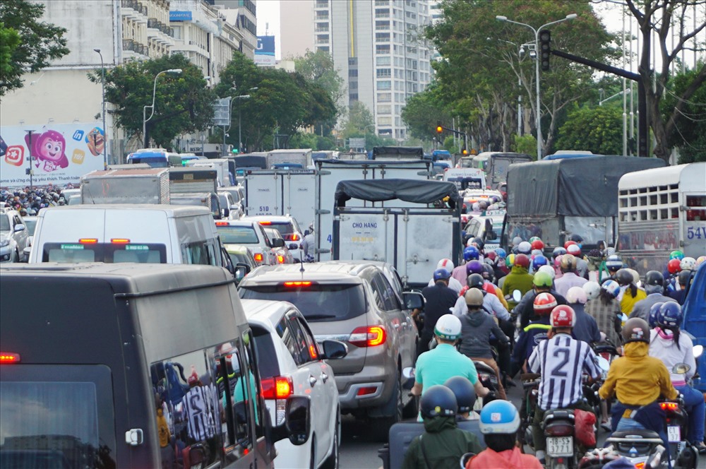 Hàng chục nghìn xe máy, ôtô kẹt cứng, nhích từng chút một trên đường Tôn Đức Thắng.