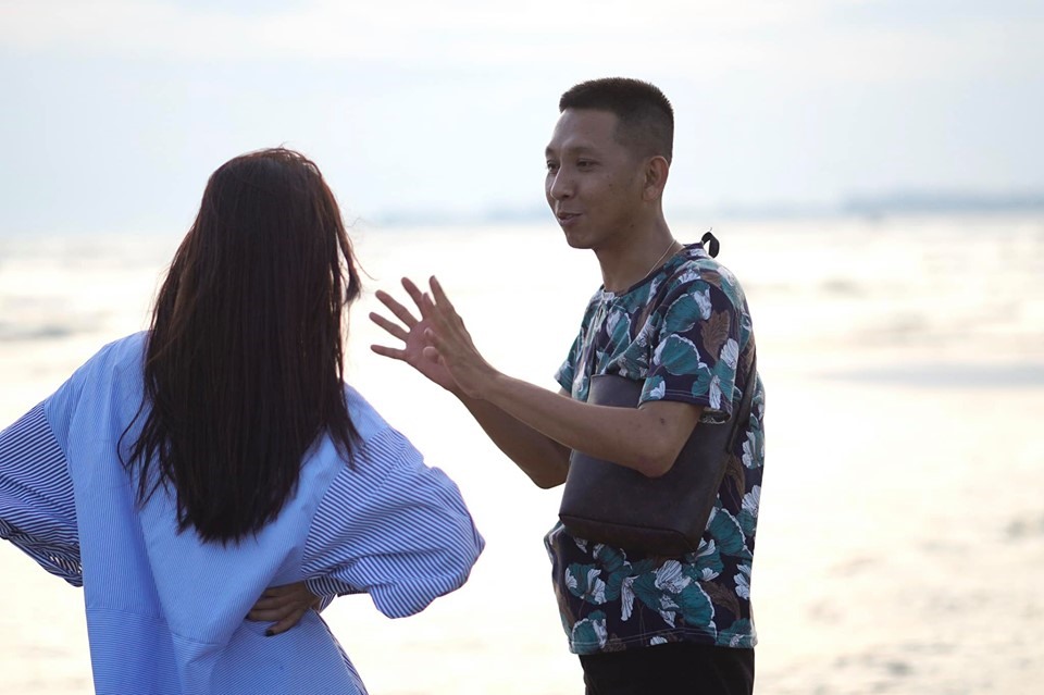 Đạo diễn Huỳnh Tuấn Anh chỉ đạo cảnh quay trong “Nghe nói anh sắp kết hôn“.