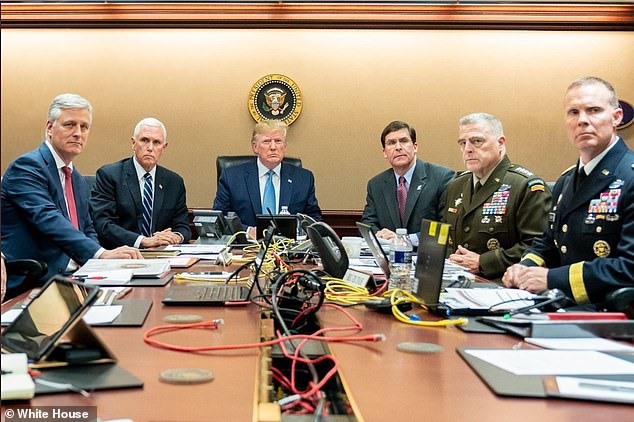 Tổng thống Donald Trump cùng các quan chức Mỹ trong Phòng Tình huống đêm 26.10. Ảnh: Nhà Trắng