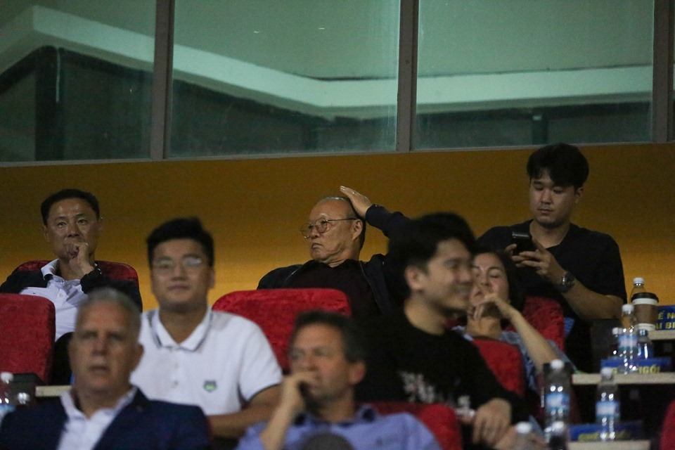 Huấn luyện viên Park Hang-seo đã dự khán trận đấu trên sân vận động Hàng Đẫy.