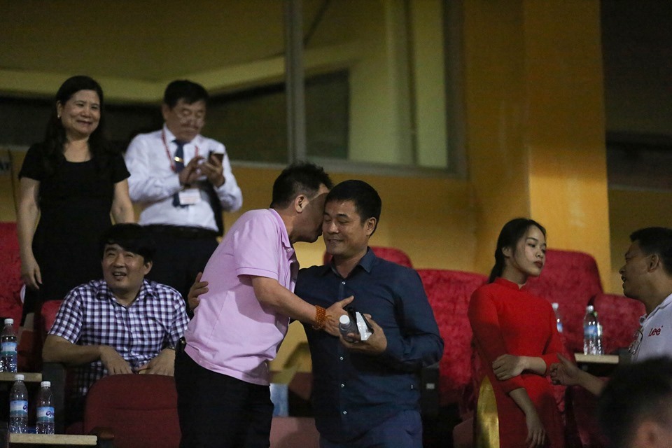 Bầu Hiển dành cho Chủ tịch câu lạc bộ TPHCM Nguyễn Hữu Thắng những cái bắt tay thân thiện. Ông Thắng từng làm huấn luyện viên trưởng của Hà Nội (trước đây là Hà Nội T&T) năm 2009.