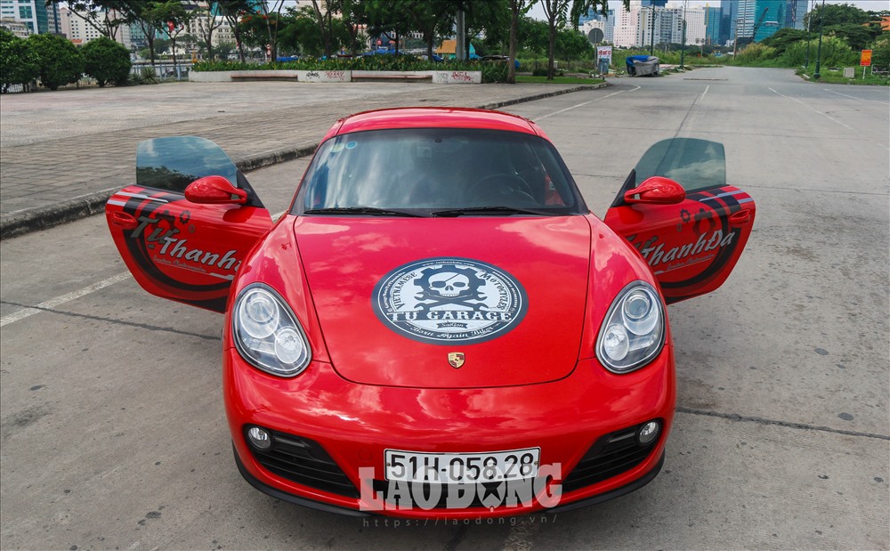 Anh Nguyễn Vi Tự (tên thường gọi Tự Thanh Đa, ở quận Bình Thạnh, TPHCM) chủ nhân của chiếc Porsche 987 GTS cho biết, mẫu xe này đăng kiểm lần đầu tại Việt Nam vào năm 2010. Đến nay, động cơ và các thiết bị trên xe vẫn còn nguyên bản.