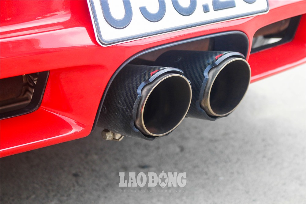 Hệ thống ống xả được nâng cấp với cặp pô ốp carbon của Fi Exhaust, phát ra âm thanh uy lực, phấn khích từ khối động cơ boxer. Bộ khuếch tán phía sau cũng được làm từ vật liệu sợi carbon.