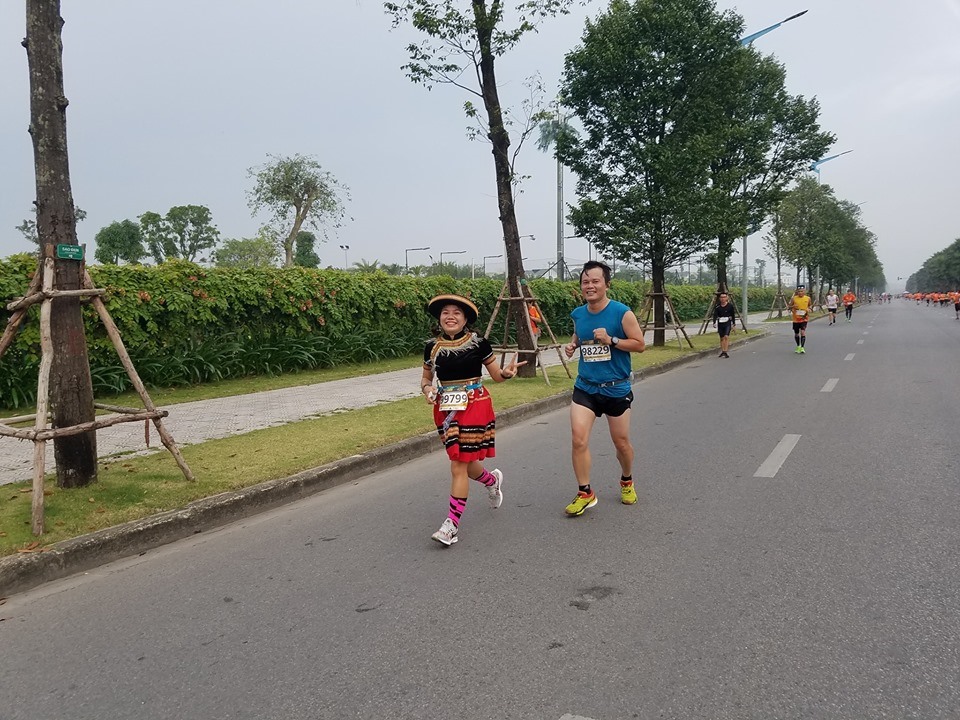 Một runner nữ chạy bộ trong trang phục dân tộc
