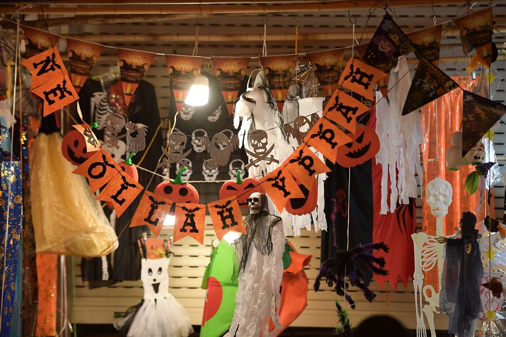 Trước ngày lễ Halloween, nhiều loại trang phục, đồ chơi mang đậm không khí ma quái được bày bán tràn ngập trên phố Hàng Mã.
