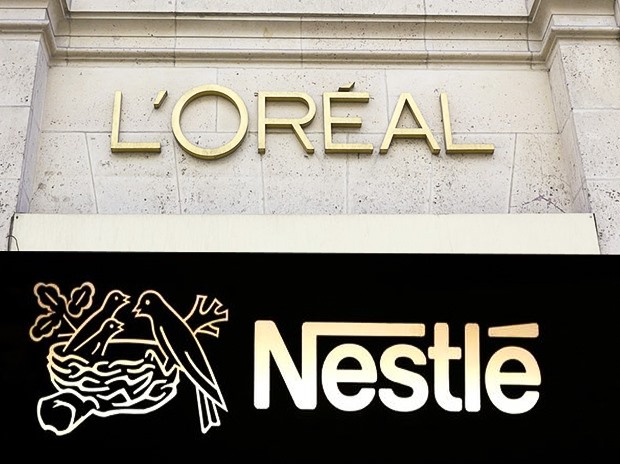 Đáng chú ý, công ty thực phẩm Thụy Sĩ Nestlé đã trở thành nhà đầu tư lớn của L'Oréal kể từ năm 1974. Tại thời điểm đó, bà Bettencourt ủy thác cho Nestlé gần một nửa số cổ phần của chính mình trong công ty để đổi lấy 3% cổ phần trong Nestlé. Nguyên nhân của hành động này là do bà sợ rằng L'Oréal có thể bị quốc hữu hóa. Hiện Nestlé sở hữu trên 23% cổ phần của L'Oréal.