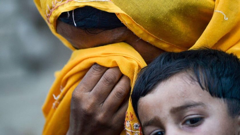 Một phụ nữ Pakistan khóc khi bế đứa con được xét nghiệm dương tính với HIV. Ảnh: Rizwan Tabassum / AFP / Getty Images.