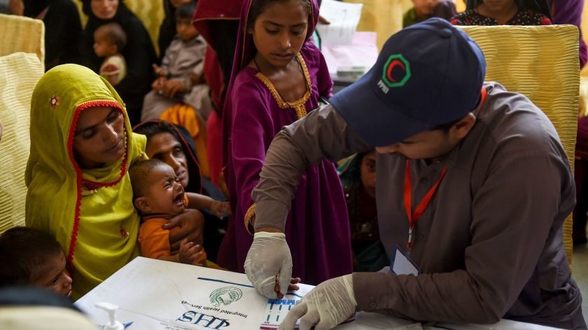 Một nhân viên y tế lấy mẫu máu xét nghiệm HIV tại bệnh viện chính phủ ở Ratodero, Pakistan - nơi hàng trăm trẻ em bị nhiễm HIV kể từ tháng 2. Ảnh:  Rizwan Tabassum / AFP / Getty Images.