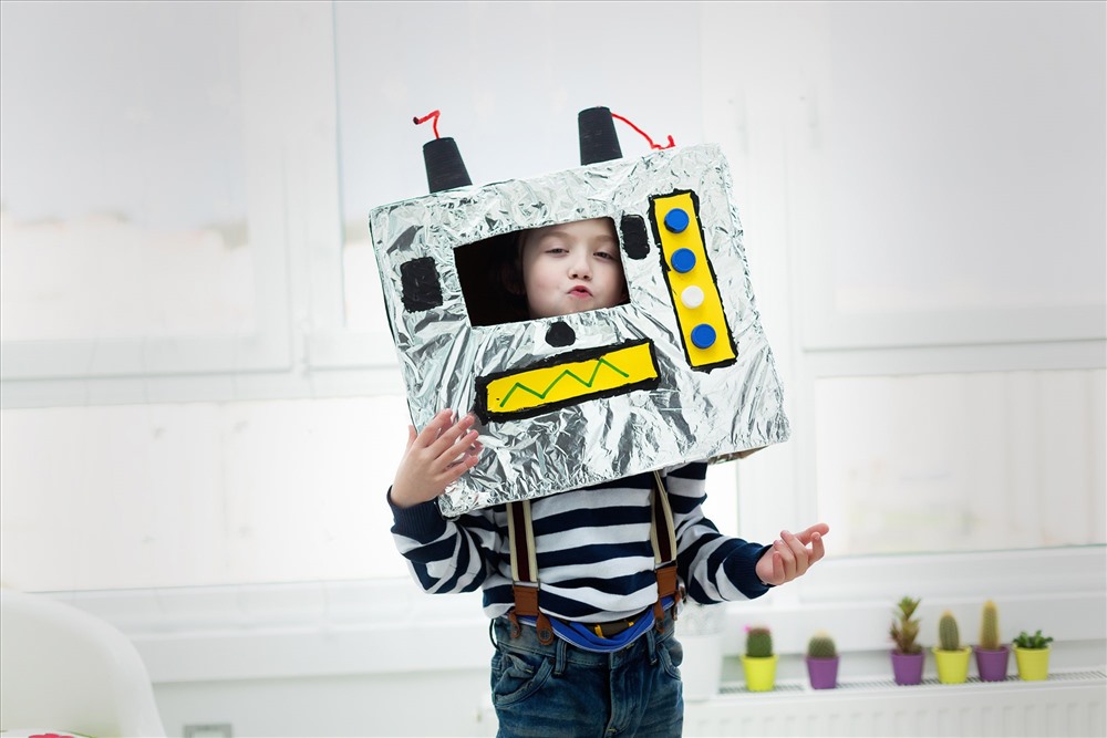 Một bé robot có thể dễ dàng tạo ra từ những hộp có kích thước khác nhau cùng với băng dính và giấy bạc. Ảnh: Getty.