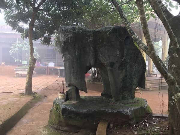 Mô hình voi đá được tương truyền của Bà Triệu.