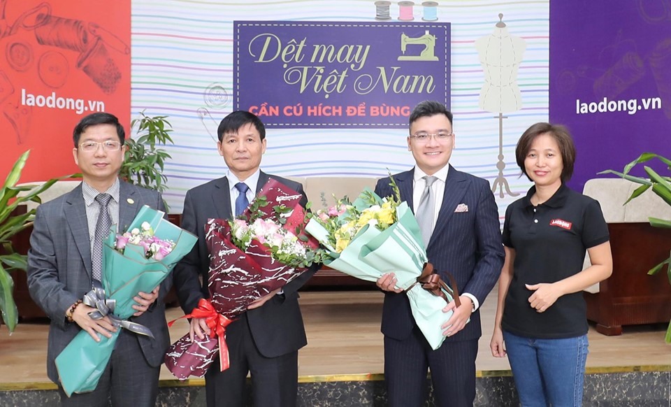 Phó Tổng biên tập Báo Lao Động Phan Thu Thủy tặng hoa các khách mời tham dự buổi tọa đàm. Ảnh: Sơn Tùng