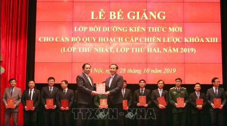 Ông Phạm Minh Chính trao Giấy chứng nhận tốt nghiệp cho các học viên (Ảnh: TTXVN)