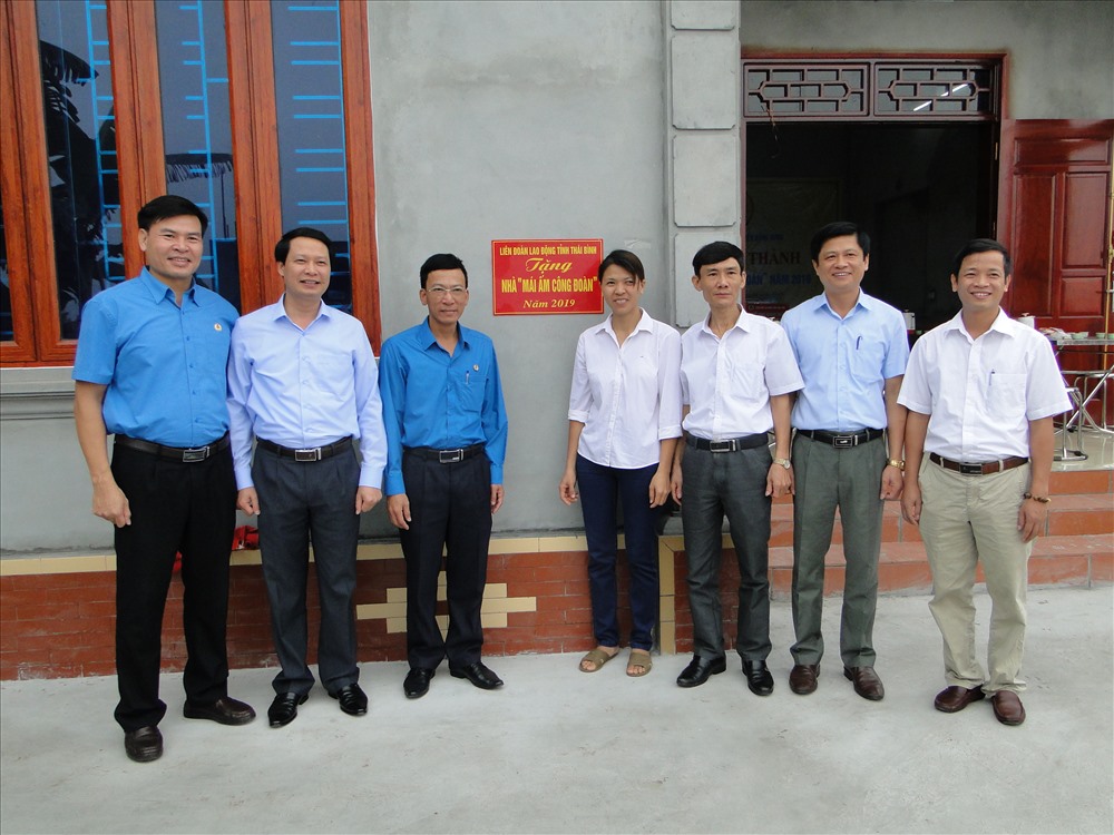 Các đại biểu lãnh đạo của tỉnh, huyện tham gia khánh thành nhà mái ấm cùng đoàn viên Nguyễn Thị Thuận. Ảnh: B.Mạnh