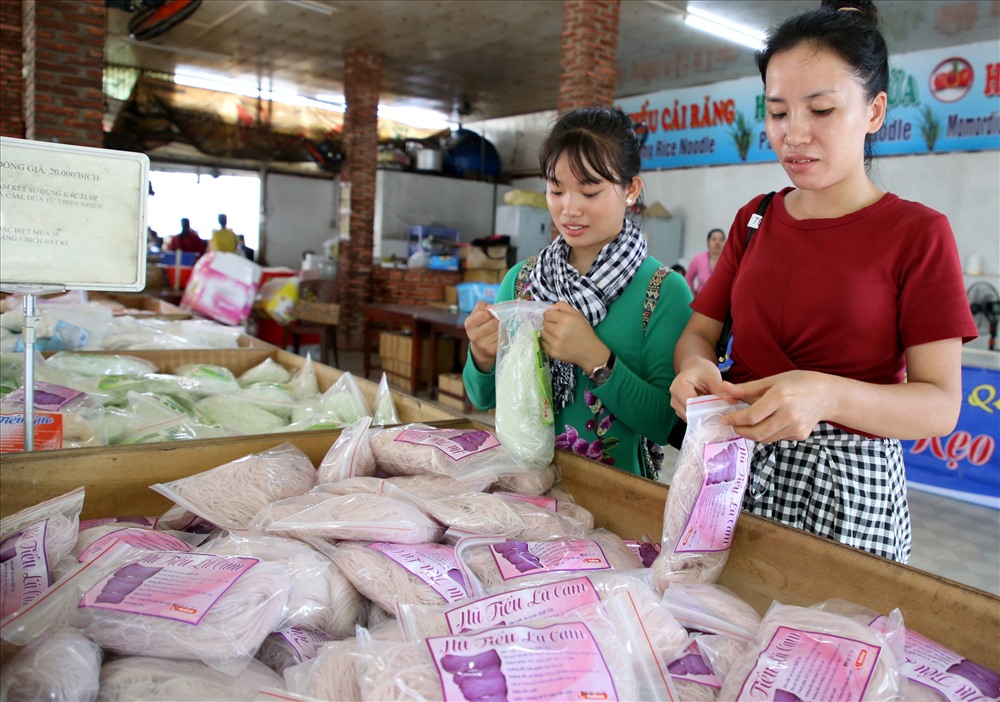 Ngoài việc trải nghiệm làm bánh, du khách có thể lựa chọn các loại hủ tiếu có giá phải chăng ngay tại lò để làm quà tặng hoặc đưa về sử dụng.