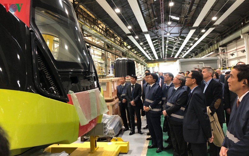Uỷ viên Bộ Chính Trị, thường trực Ban Bí Thư Trần Quốc Vượng thăm nhà máy Alstom và đoàn tàu đầu tiên của tuyến metro số 3 Nhổn-Ga Hà Nội.