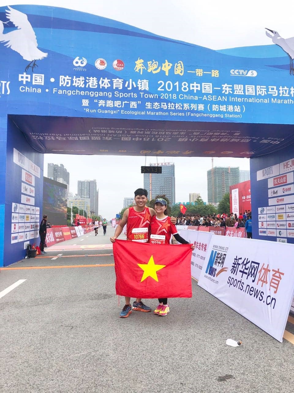 Hai vợ chồng ở giải marathon tại Phòng Thành Cảng, Trung Quốc. Ảnh: NVCC
