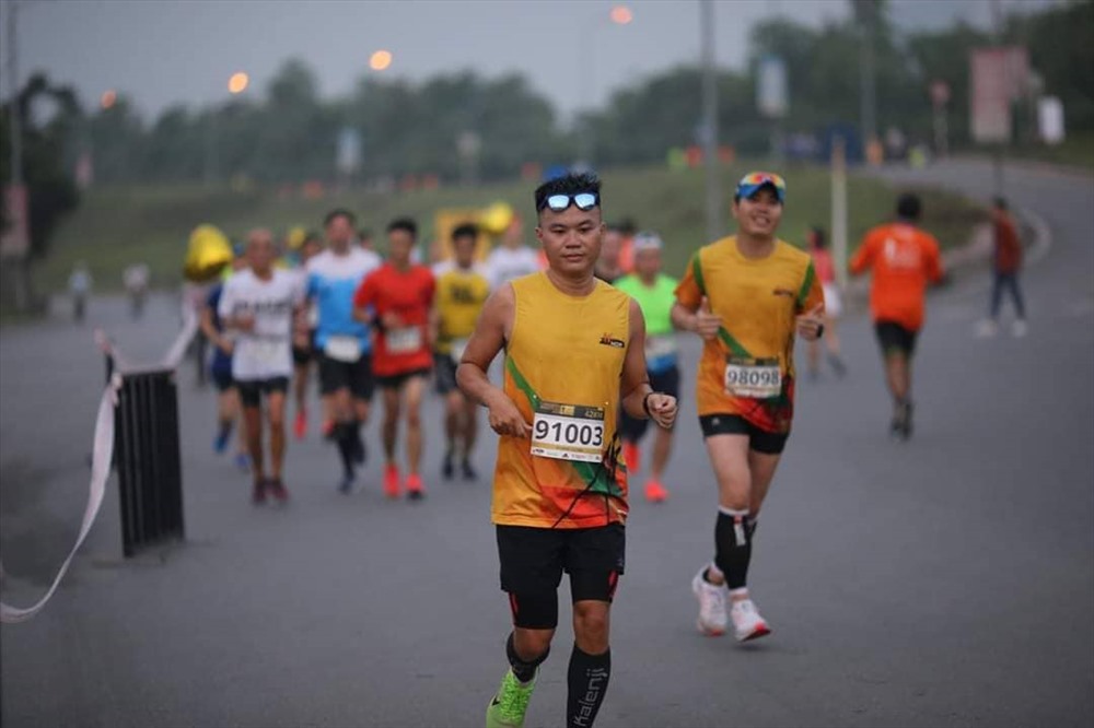 Dù nhà bao việc, chú rể Lưu Danh Quang vẫn chạy marathon 42km ở Long Biên rồi mới đi đón dâu. Ảnh: NVCC