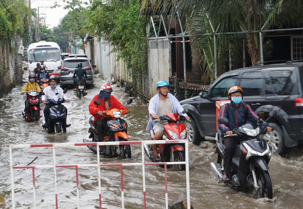 Chiều ngày 28.10, một số tuyến đường tại phường Thảo Điền (quận 2, TPHCM), bị ngập nước do triều cường vượt báo động 3. Từ 16h, trên đường Nguyễn Văn Hưởng mênh mông nước, xe cộ di chuyển khó khăn.