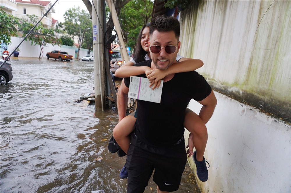 Học sinh trường quốc tế được cõng trên lưng vì nước ngập sâu.